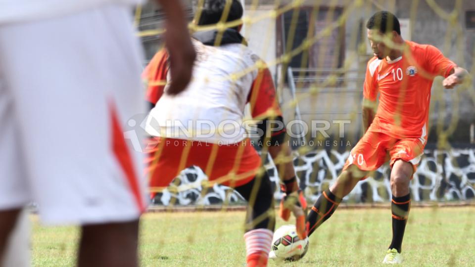 Vendry Mofu (kanan) salah satu pemain asal klub Semen Padang yang dipinjam Persija Jakarta untuk berlaga di Piala Presiden.